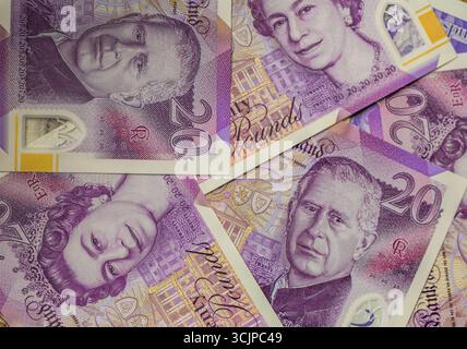 Plan macro de billets britanniques de vingt livres avec des portraits du roi Charles III et de la reine Elizabeth II, représentant la monnaie britannique. Banque D'Images