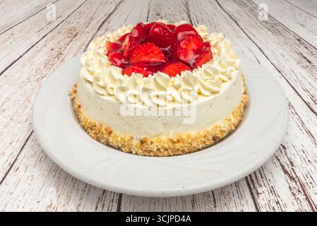 Tarte aux fraises et à la crème : fraises fraîches sur une meringue au lait et un gâteau éponge aux amandes moelleux Banque D'Images