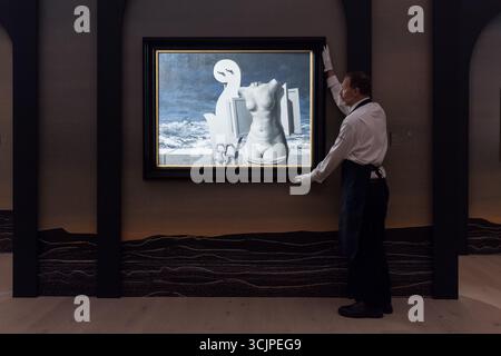 LONDRES, ROYAUME-UNI - 08 SEPTEMBRE 2025 : un manipulateur d'art tient "la Statue volante" de René Magritte, estimation : £9 000 000 - 12 000 000 lors d'un appel photo à la maison de vente aux enchères Sotheby's pour l'exposition et les ventes 'Pauline Karpidas : The London Collection' à Londres, Royaume-Uni le 08 septembre 2025. L'extraordinaire collection personnelle de la patronne et esthète légendaire Pauline Karpidas, présentant les chefs-d'œuvre de l'art surréaliste et du design de meubles qui ornaient sa maison unique à Londres, sera offerte chez Sotheby's les 17 et 18 septembre, estimés ensemble à plus de 60 milli £ Banque D'Images