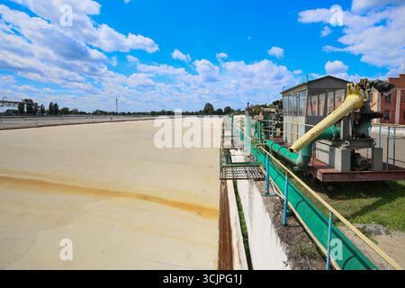 Irrigation des rizières à l'aide de puits de pompage avec la technique de pompage de l'eau du sol à l'écoulement iphoto de haute qualité Banque D'Images