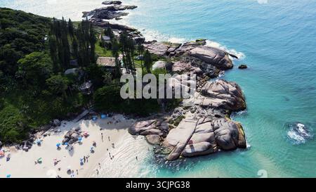 Vue aérienne de la rive rocheuse de Joaquina Beach à Florianopolis, Santa Catarina, avec une belle maison en bord de mer sur une belle journée d'été ensoleillée Banque D'Images