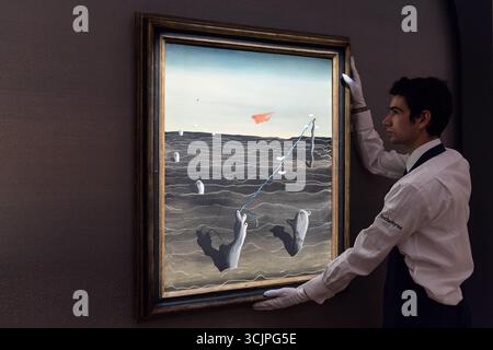LONDRES, ROYAUME-UNI - 08 SEPTEMBRE 2025 : un manipulateur d'art détient le titre inconnu d'Yves Tanguy, estimation : £1 000 000 - 1 500 000 lors d'un appel photo à la maison de vente aux enchères Sotheby's pour l'exposition 'Pauline Karpidas : The London Collection' et les ventes à Londres, Royaume-Uni le 08 septembre 2025. L'extraordinaire collection personnelle de la légendaire mécène et esthète Pauline Karpidas, présentant les chefs-d'œuvre de l'art surréaliste et du design de meubles qui ornaient sa maison unique à Londres, sera offerte chez Sotheby's les 17 et 18 septembre, estimés ensemble à plus de 60 millions de livres sterling (The Banque D'Images