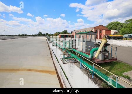 Irrigation des rizières à l'aide de puits de pompage avec la technique de pompage de l'eau du sol pour s'écouler dans les rizières. Photo de haute qualité Banque D'Images