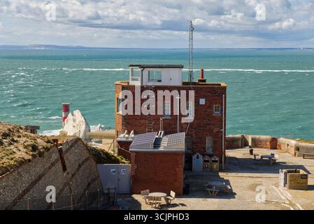 Needles Old Battery sur les falaises de promontoire surplombant Needles Lighthouse au loin - Manche, Alum Bay, île de Wight, Angleterre, Royaume-Uni Banque D'Images