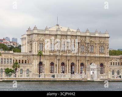 Vue sur le palais Dolmabahce depuis le Bosphore à Istanbul. Architecture ottomane, patrimoine culturel et tourisme historique en Turquie. Banque D'Images