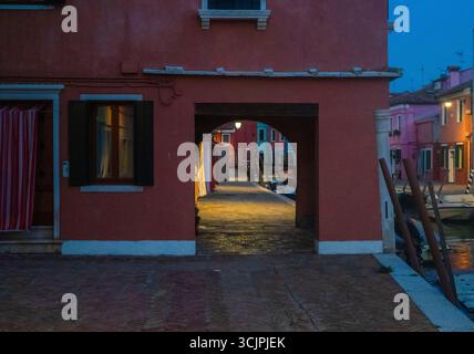 Maisons colorées de l'île de Burano brillantes dans la lumière chaude du coucher du soleil d'automne, près de Venise, Italie. Banque D'Images