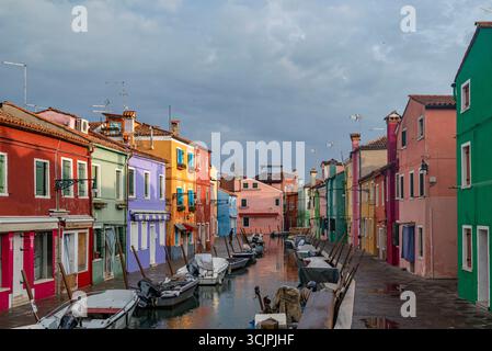 Maisons colorées de l'île de Burano brillantes dans la lumière chaude du coucher du soleil d'automne, près de Venise, Italie. Banque D'Images
