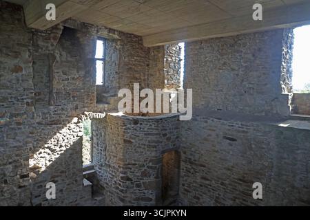 Alte Burgen in Deutschland Innenansicht von der Burg Altendorf, die im gleichnamigen Essener Ortsteil zum besterhaltenen romanischen Wohnturm zwischen Rhein und Weser gehört, der um das Jahr 1180 erbaut wurde. Essen Nordrhein-Westfalen Deutschland Burgaltendorf *** anciens châteaux en Allemagne vue intérieure du château d'Altendorf, l'une des tours résidentielles romanes les mieux conservées entre le Rhin et la Weser dans le quartier du même nom à Essen, construit vers 1180 Essen Rhénanie du Nord-Westphalie Allemagne Burgaltendorf Banque D'Images