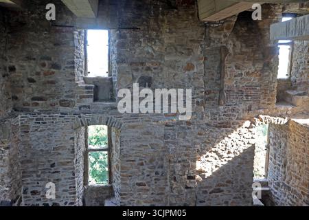 Alte Burgen in Deutschland Innenansicht von der Burg Altendorf, die im gleichnamigen Essener Ortsteil zum besterhaltenen romanischen Wohnturm zwischen Rhein und Weser gehört, der um das Jahr 1180 erbaut wurde. Essen Nordrhein-Westfalen Deutschland Burgaltendorf *** anciens châteaux en Allemagne vue intérieure du château d'Altendorf, l'une des tours résidentielles romanes les mieux conservées entre le Rhin et la Weser dans le quartier du même nom à Essen, construit vers 1180 Essen Rhénanie du Nord-Westphalie Allemagne Burgaltendorf Banque D'Images