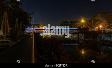 Wroclaw, Pologne - 12.28.2023 : la ville de Wroclaw pendant la nuit Banque D'Images