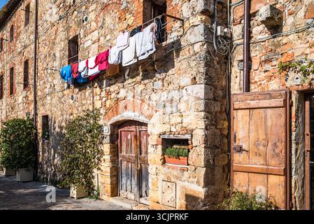 Le village de Monteriggioni, un village toscan typique avec des bâtiments en pierre, des ruelles étroites et des toits en terre cuite. Banque D'Images