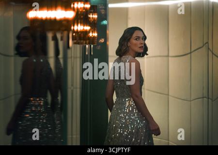 KEIRA KNIGHTLEY dans LA FEMME EN CABINE 10 (2025), mise en scène par SIMON STONE. Crédit : CBS films / Gotham Group / Sister Pictures / album Banque D'Images