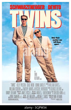 DANNY DEVITO et ARNOLD SCHWARZENEGGER dans TWINS (1988), réalisé par IVAN REITMAN. Crédit : UNIVERSAL PICTURES / album Banque D'Images