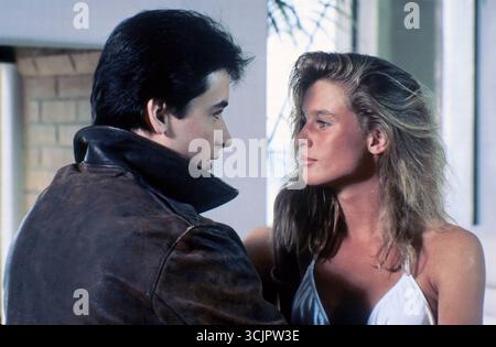 JOHN CUSACK et NICOLLETTE SHERIDAN dans THE SURE THING (1985), réalisé par ROB REINER. Crédit : EMBASSY PICTURES / album Banque D'Images