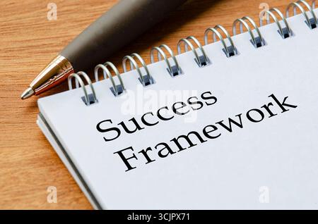 Bloc-notes gros plan présentant le texte du Success Framework sur des pages blanches lignées Banque D'Images