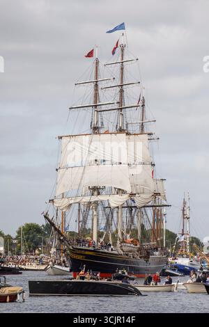 Défilé Sail-In de la voile Amsterdam, 20 août 2025, le clipper à trois mâts Stad Amsterdam, pays-Bas. Le Sail Amsterdam est un grand voilier et salut Banque D'Images