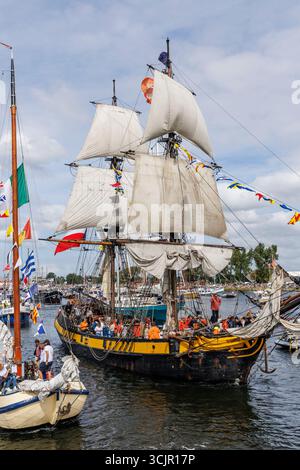 Défilé Sail-In du Sail Amsterdam, 20 août 2025, le brick à deux mâts le Phoenix, construit en 1929, pays-Bas. Le Sail Amsterdam est un grand voilier A. Banque D'Images