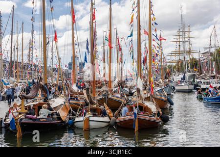 Voiliers en bois amarrés dans le port ij pendant la voile Amsterdam, 21 août 2025, pays-Bas. Le Sail Amsterdam est un grand voilier et vess historique Banque D'Images