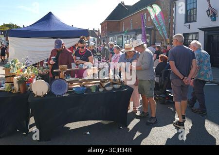 les gens au marché de la foire artisanale de holt, au nord de norfolk, en angleterre Banque D'Images
