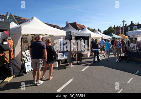 les gens au marché de la foire artisanale de holt, au nord de norfolk, en angleterre Banque D'Images