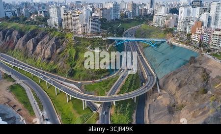 Superbe vue panoramique aérienne du pont la paz à miraflores, lima, pérou, reliant les falaises et le paysage urbain le long de la côte de l'océan pacifique Banque D'Images