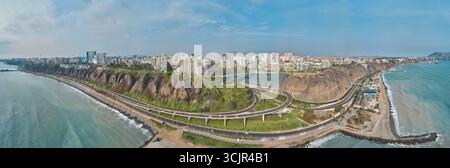 Superbe vue panoramique aérienne du pont la paz à miraflores, lima, pérou, reliant les falaises et le paysage urbain le long de la côte de l'océan pacifique Banque D'Images