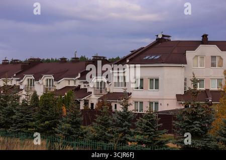 Paysage urbain par une journée ensoleillée, bâtiments et maisons modernes Banque D'Images