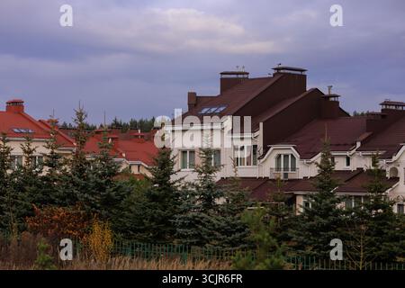 Paysage urbain par une journée ensoleillée, bâtiments et maisons modernes Banque D'Images