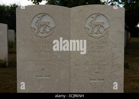 Tombes en Normandie. Tombes de soldats britanniques dans le cimetière du Commonwealth de Bayeaux, Normandie, France. Banque D'Images