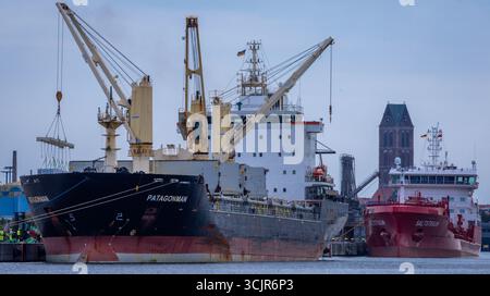 Wismar, Allemagne. 27 août 2025. Le cargo Patagonman et le pétrolier Saltstraum de 129 mètres de long sont amarrés dans le port de Wismar. Crédit : Jens Büttner/dpa/Alamy Live News Banque D'Images
