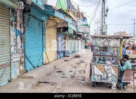 Vue sur les activités commerciales qui ont été fermées lors d'une grève de fermeture à travers la province appelée par le Parti national du Baloutchistan Mengal contre les perturbations de l'ordre public et l'attentat suicide qui a visé une réunion publique (BNP-M), à Hub le lundi 8 septembre 2025. Banque D'Images
