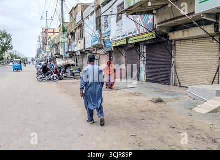 Vue sur les activités commerciales qui ont été fermées lors d'une grève de fermeture à travers la province appelée par le Parti national du Baloutchistan Mengal contre les perturbations de l'ordre public et l'attentat suicide qui a visé une réunion publique (BNP-M), à Hub le lundi 8 septembre 2025. Banque D'Images