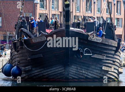 Wismar, Allemagne. 27 août 2025. La réplique de la roue dentée 'Wisemara' est amarré dans le port de la ville. Crédit : Jens Büttner/dpa/Alamy Live News Banque D'Images