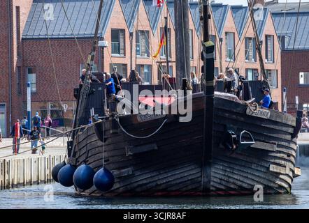 Wismar, Allemagne. 27 août 2025. La réplique de la roue dentée 'Wisemara' est amarré dans le port de la ville. Crédit : Jens Büttner/dpa/Alamy Live News Banque D'Images