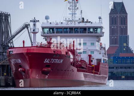 Wismar, Allemagne. 27 août 2025. Le pétrolier chimique Saltstraum de 129 mètres de long est amarré dans le port de Wismar. Crédit : Jens Büttner/dpa/Alamy Live News Banque D'Images