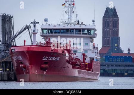 Wismar, Allemagne. 27 août 2025. Le pétrolier chimique Saltstraum de 129 mètres de long est amarré dans le port de Wismar. Crédit : Jens Büttner/dpa/Alamy Live News Banque D'Images
