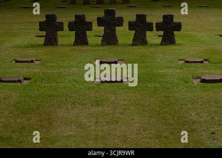 Tombes en Normandie. Tombes de soldats allemands dans le cimetière allemand de la Cambe, Normandie, France. Banque D'Images