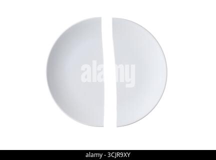 Plaque blanche cassée avec deux morceaux isolés sur blanc, chemin de découpage Banque D'Images