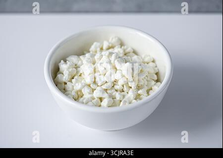 Bol avec fromage blanc cottage sur une table Banque D'Images
