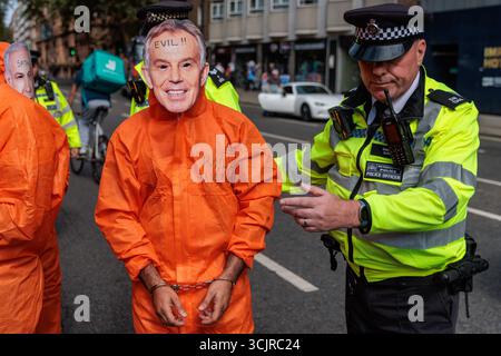 Londres, Royaume-Uni. 6 septembre 2025. Un officier de la police métropolitaine met un manifestant pro-palestinien masqué comme l'ancien premier ministre britannique Tony Blair hors de la route avant la 30ème Marche nationale pour la Palestine depuis le 7 octobre 2023. La manifestation a été organisée par une coalition de groupes pro-palestiniens pour appeler le gouvernement britannique à cesser les ventes d'armes à Israël et à prendre des mesures beaucoup plus fortes contre Israël pour tenter de mettre fin aux tueries et à la famine à Gaza. Crédit : Mark Kerrison/Alamy Live News Banque D'Images