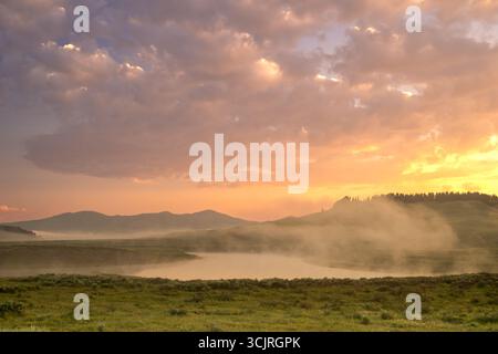Du brouillard léger pend dans les airs au-dessus de la rivière Yellowstone dans la vallée de Hayden Banque D'Images