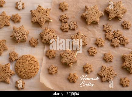 Biscuits sans gluten faits maison en forme d'étoile, certains remplis de crème de pistache comme biscuits sandwich. Gâteries de vacances saines sans sucre faites avec natura Banque D'Images