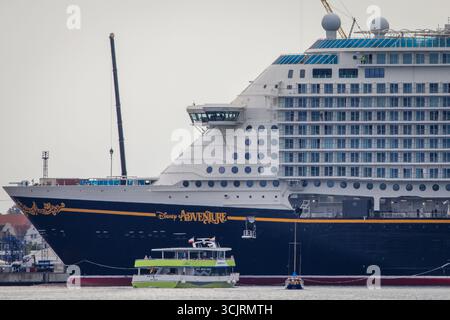 Wismar, Allemagne. 27 août 2025. Le bateau de croisière « Disney Adventure » est amarré sur le quai du chantier naval Wismar. Crédit : Jens Büttner/dpa/Alamy Live News Banque D'Images
