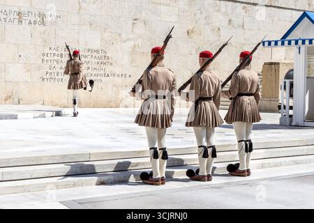 Relève de la garde au tombeau du soldat inconnu, Parlement hellénique sur la place Syntagma, Athènes, Grèce Banque D'Images