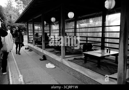 Les visiteurs s'assoient sur des tatamis à l'intérieur d'une maison de thé traditionnelle en plein air au Kiyomizu-dera à Kyoto Banque D'Images