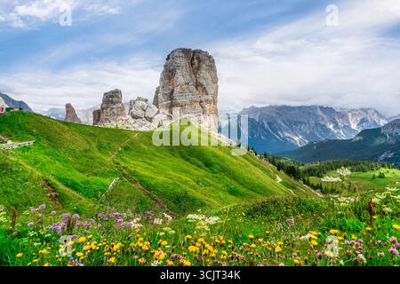 Célèbres formations rocheuses Cinque Torri avec des prairies alpines verdoyantes dans Dolomites site du patrimoine mondial de l'UNESCO près de Cortina d'Ampezzo, Italie du Nord été la Banque D'Images