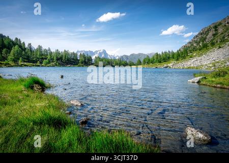 Le lac d'Arpy (Lago d'Arpy en italien) et la montagne des grandes Jorasses dans le massif du Mont Blanc en arrière-plan. Morgex, région de la vallée d'Aoste, Banque D'Images