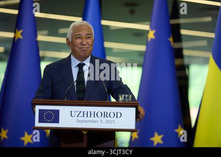 Ouzhhorod, Ukraine. 05 septembre 2025. Antonio Costa, président du Conseil européen, écoute une question lors d'une conférence de presse conjointe organisée par le président ukrainien Volodymyr Zelenskyy, au Derenivska Spa, le 5 septembre 2025 à Oujhorod, en Ukraine. Costa a fait l’éloge de Zelenskyy et des Ukrainiens et a promis le soutien européen pour continuer leur défense contre l’invasion russe. Crédit : Présidence ukrainienne/Bureau de presse présidentiel ukrainien/Alamy Live News Banque D'Images