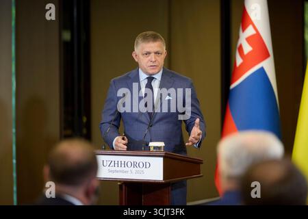Ouzhhorod, Ukraine. 05 septembre 2025. Le premier ministre slovaque Robert Fico répond à une question posée lors d’une conférence de presse conjointe organisée par le président ukrainien Volodymyr Zelenskyy au Derenivska Spa, le 5 septembre 2025 à Uzhhorod, en Ukraine. FICO est proche du président russe Vladimir Poutine et dépend du pétrole russe pour l’économie slovaque. Crédit : Présidence ukrainienne/Bureau de presse présidentiel ukrainien/Alamy Live News Banque D'Images