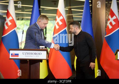 Ouzhhorod, Ukraine. 05 septembre 2025. Le président ukrainien Volodymyr Zelenskyy, à droite, serre la main au premier ministre slovaque Robert Fico, à gauche, après une conférence de presse conjointe au Derenivska Spa, le 5 septembre 2025 à Uzhhorod, en Ukraine. FICO est proche du président russe Vladimir Poutine et dépend du pétrole russe pour l’économie slovaque. Crédit : Présidence ukrainienne/Bureau de presse présidentiel ukrainien/Alamy Live News Banque D'Images